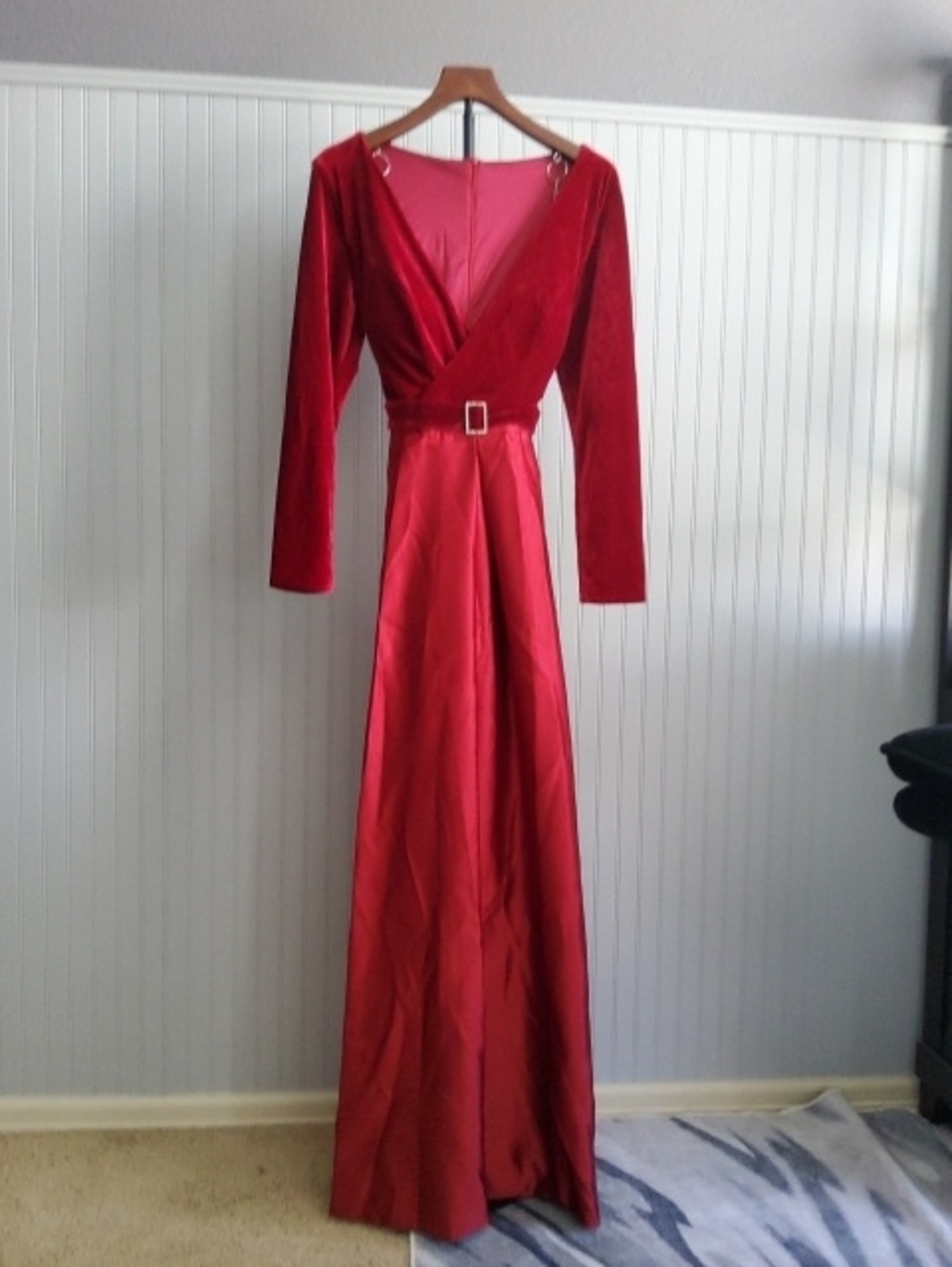 Elegant Red Long Sleeve V-Neck Evening Dress